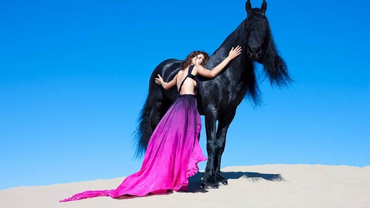 Восточная девушка на лошади