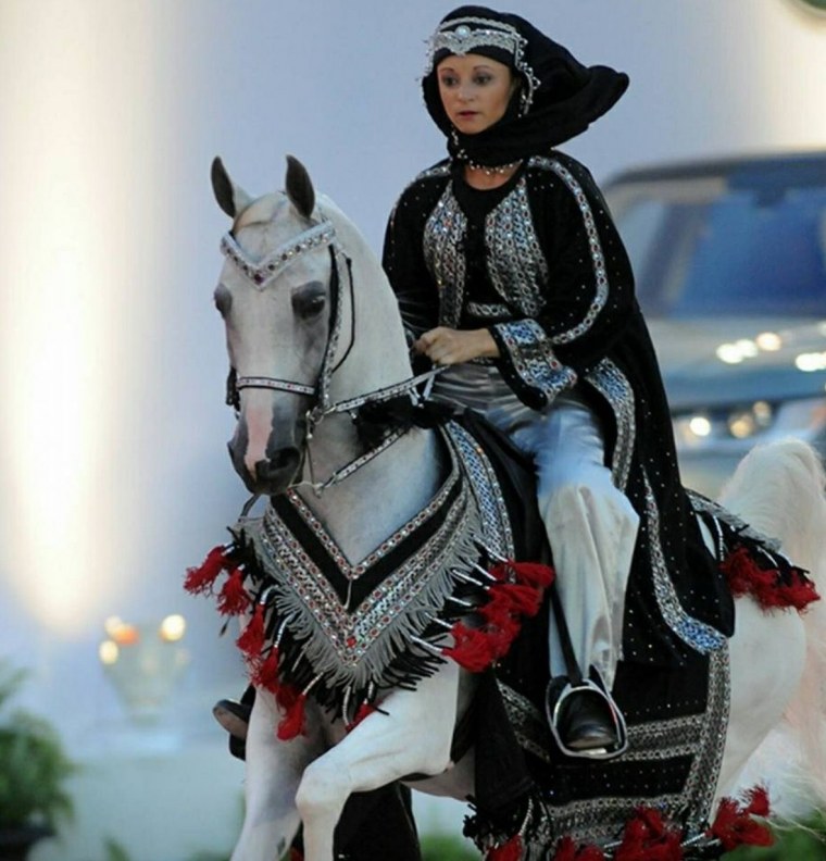 Девушка с лошадью