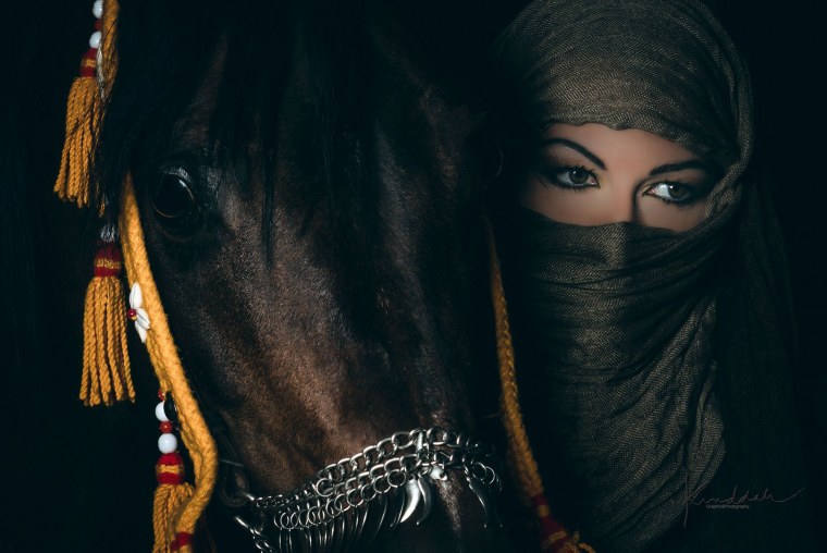 Восточная девушка на лошади