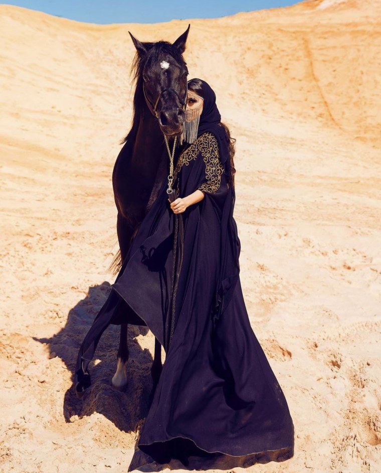 Арабская девушка с лошадью