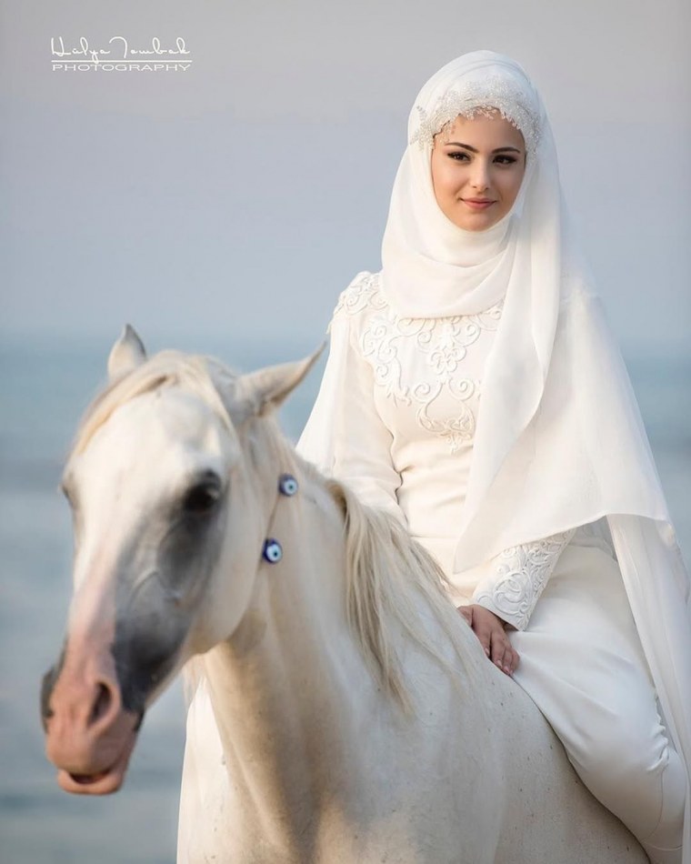 Восточная девушка на лошади