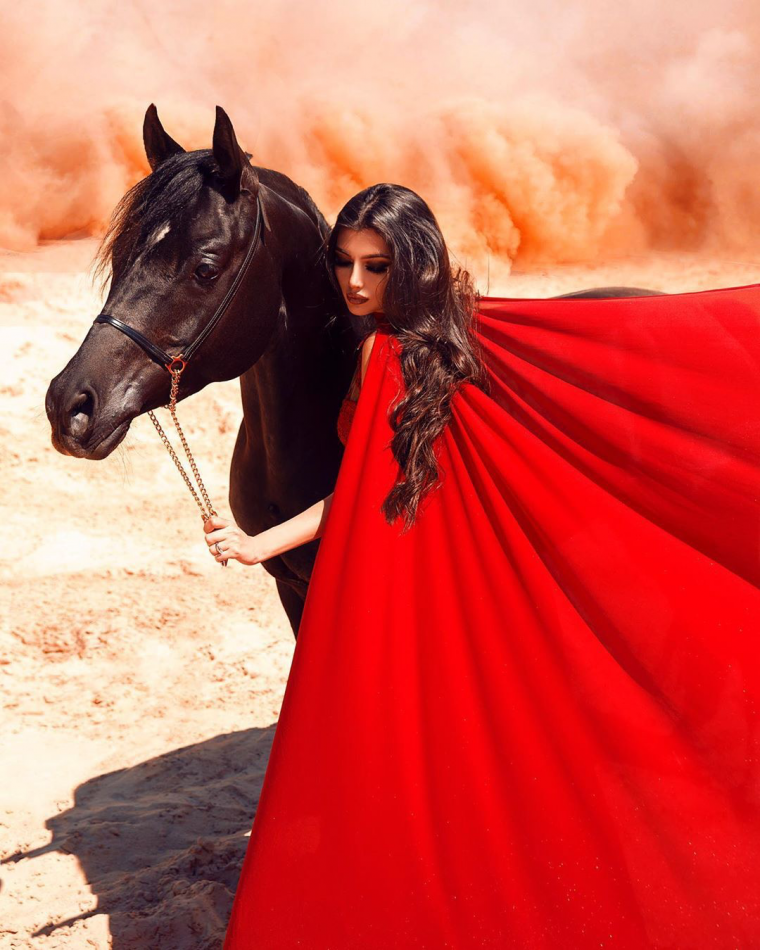 Восточная девушка на лошади