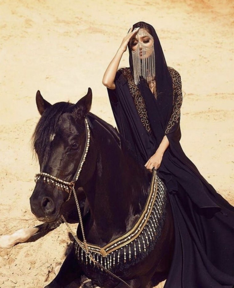 Арабские женщины на лошадях