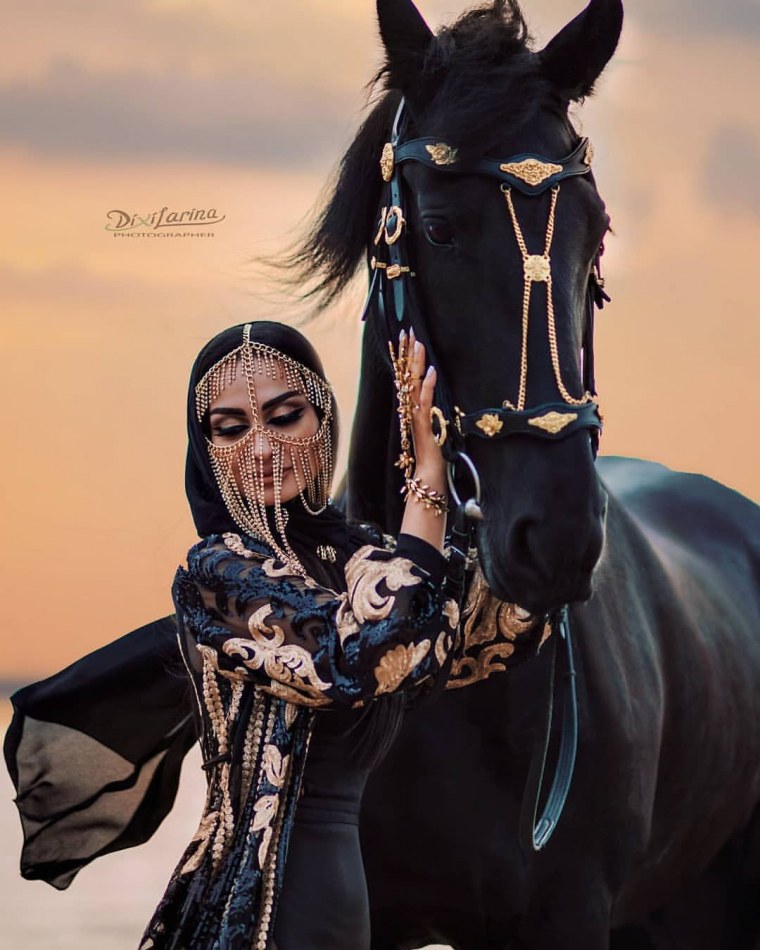 Девушка на лошади в пустыне