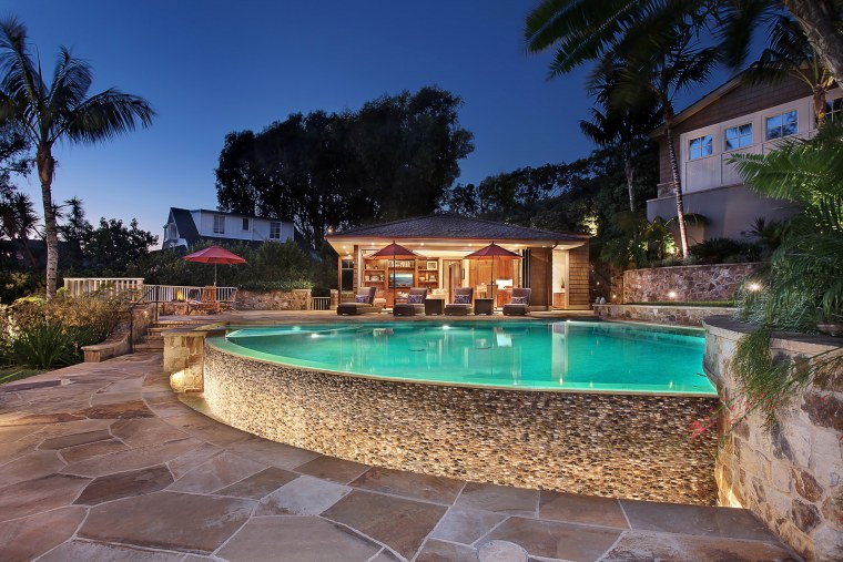 Большой дом с бассейном