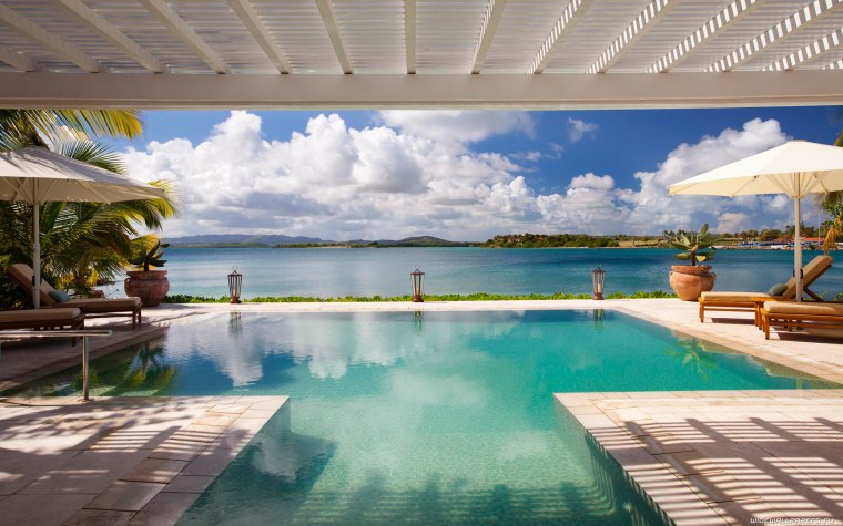 Бассейн с красивым видом