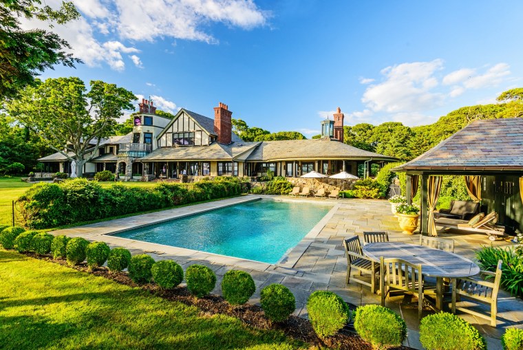 Дом с бассейном и садом