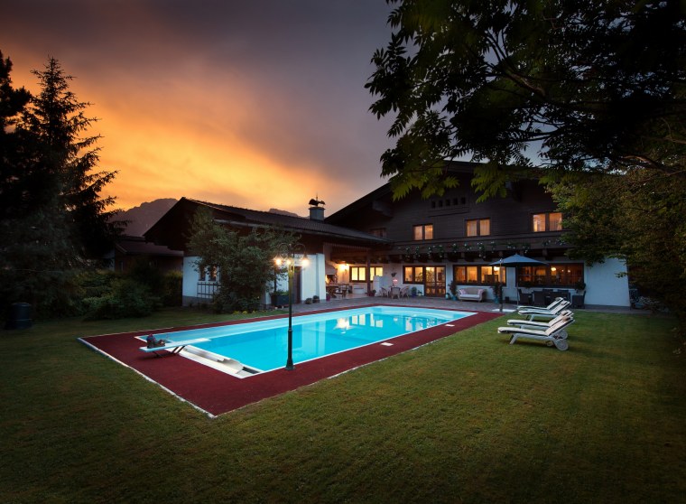 Дом с бассейном