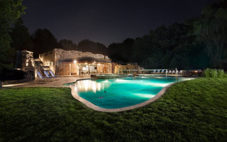 Красивый бассейн