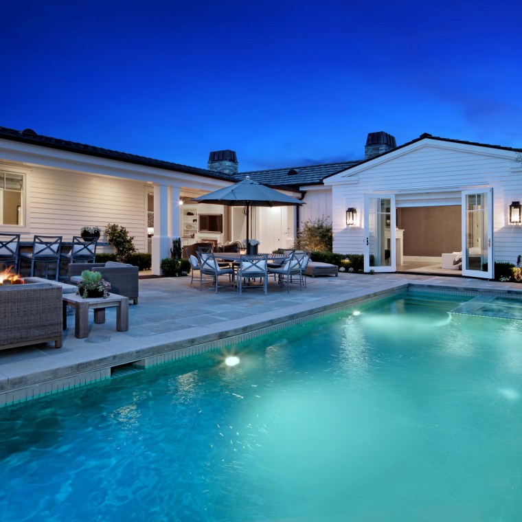 Особняк с бассейном