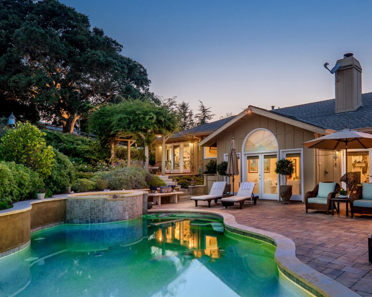 Особняк с бассейном