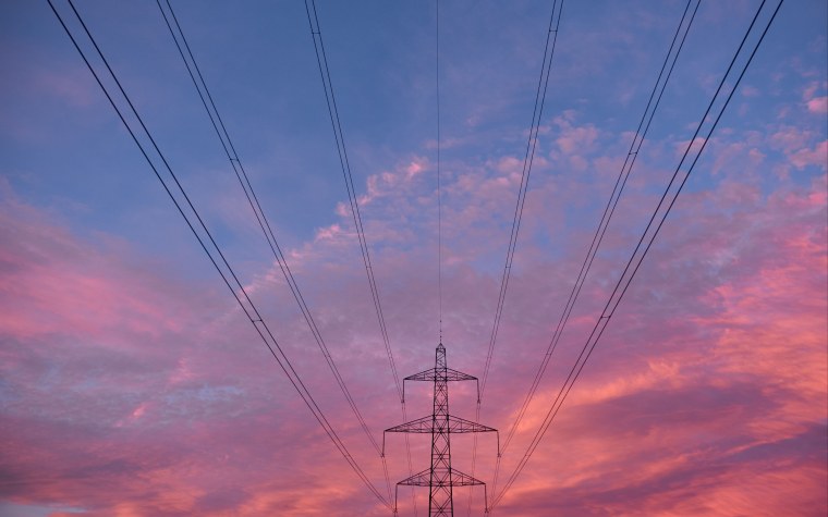 На черном небе провода