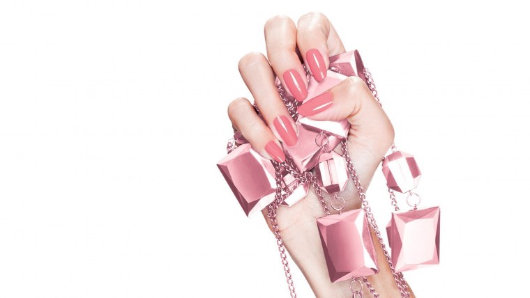 Девушка с маникюром