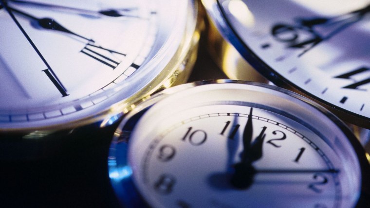 Часы на темном фоне