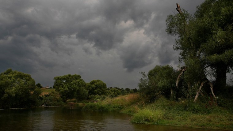 Поле перед грозой
