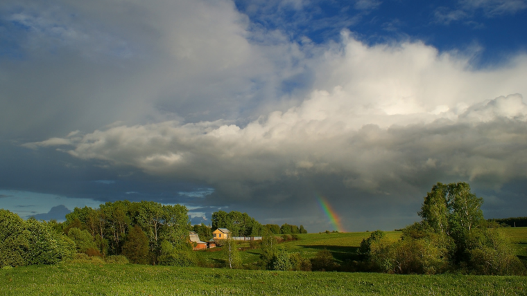 Грозовое небо в деревне