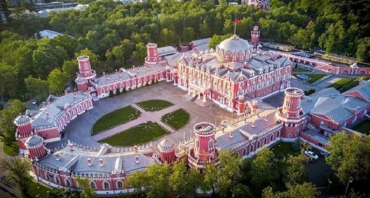 Большой Императорский дворец в Петергофе