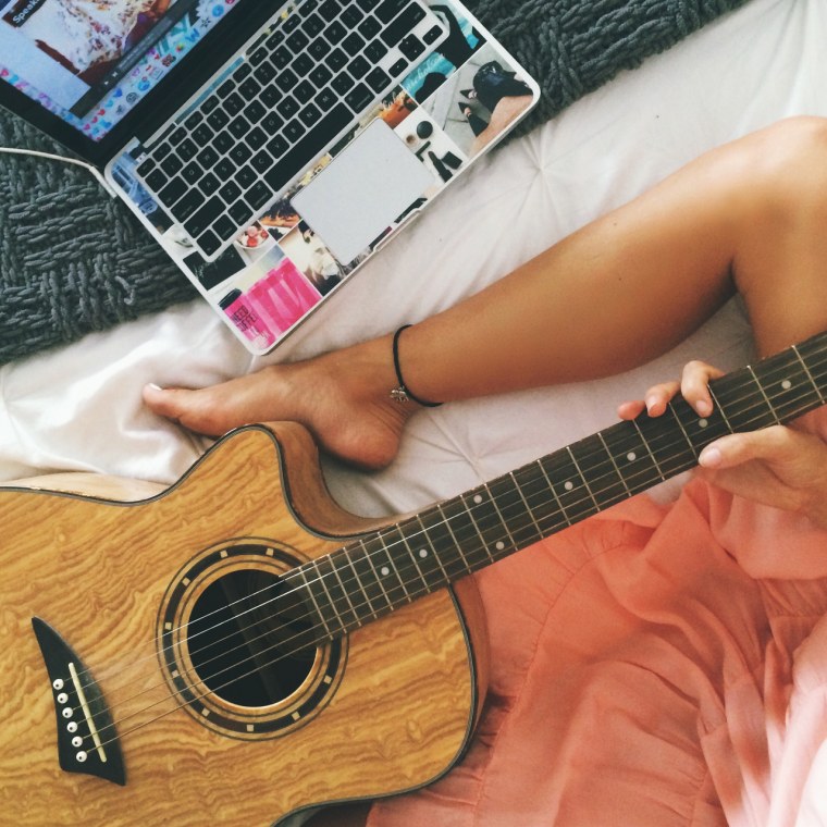 Электрогитара на стене