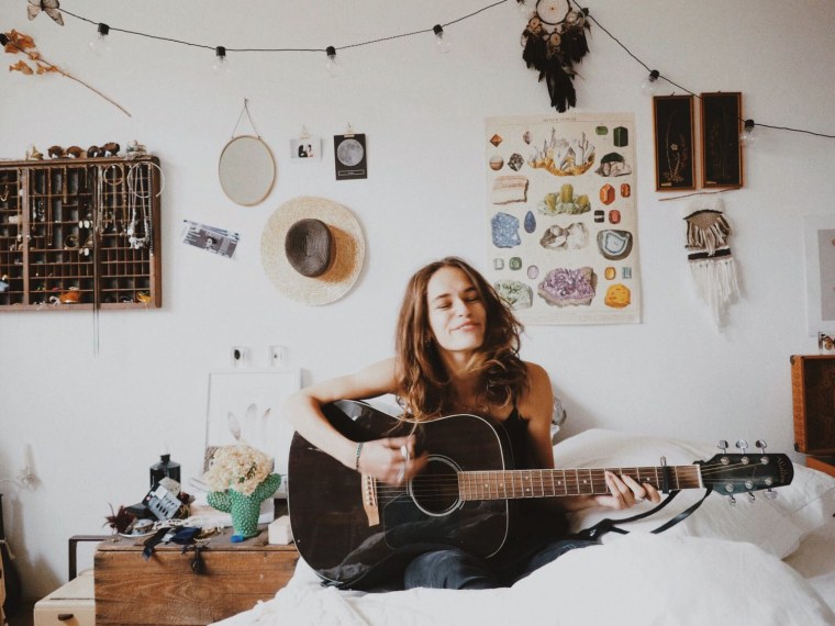 Девушка с гитарой квартиры