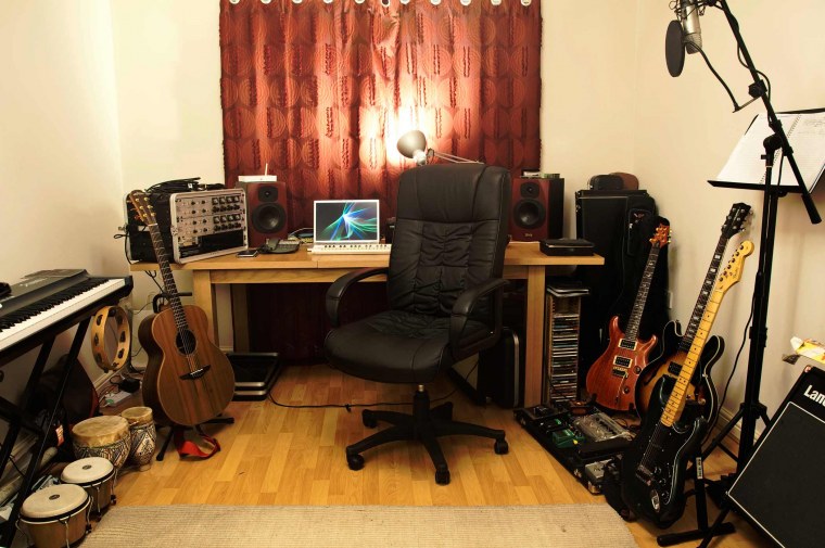 Уютная комната с гитарой