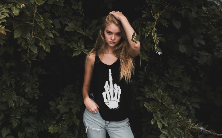 Девушка в кепке