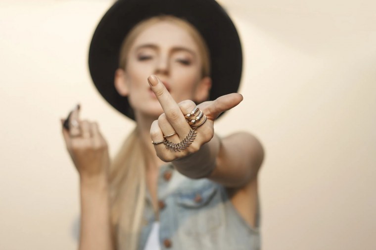 Аниме со средним пальцем