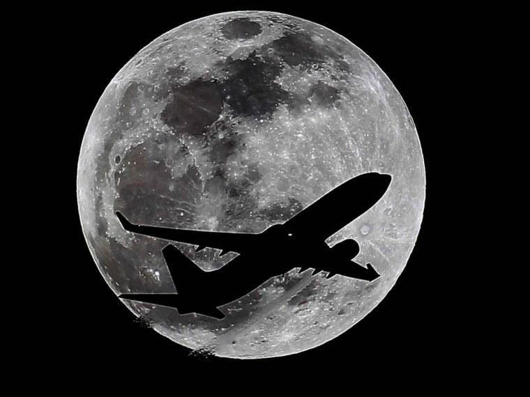 Самолет на черном фоне