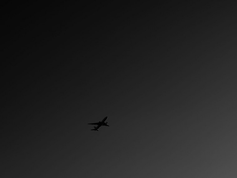 Самолет на черном фоне
