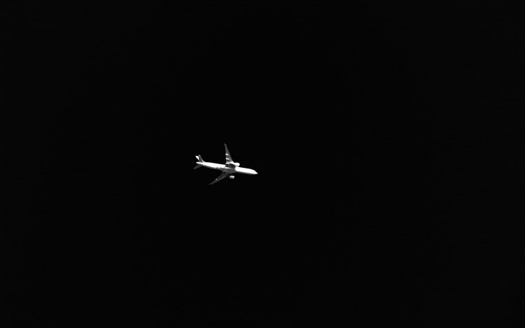 Самолёь на чёрном фоне