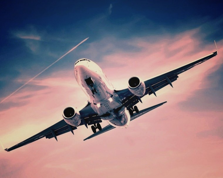 Самолет в небе ночью