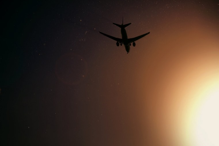 Самолет на черном фоне