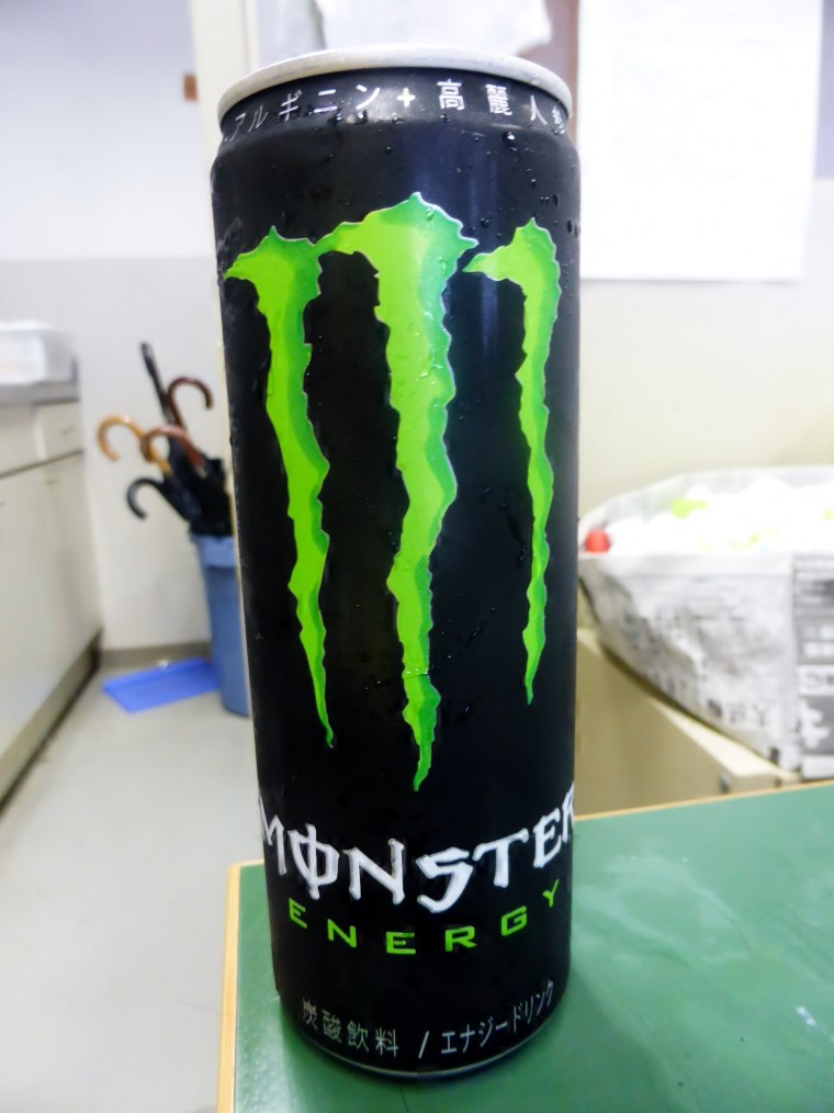 Обои с энергетиком монстр