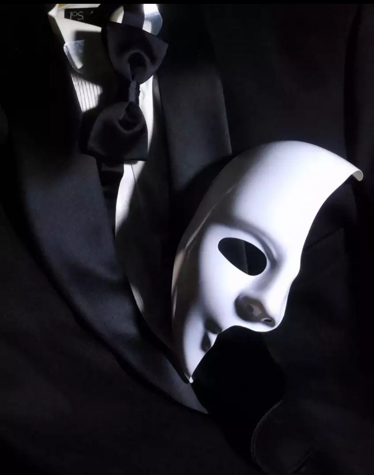 Мужчина в маске