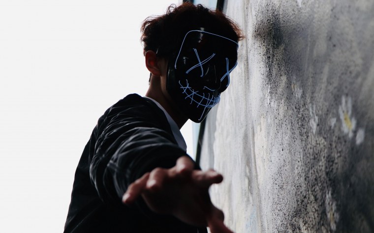 Человек с маской в руках