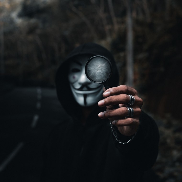 Красивый парень в маске