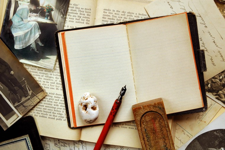 Блокнот и ручка на столе