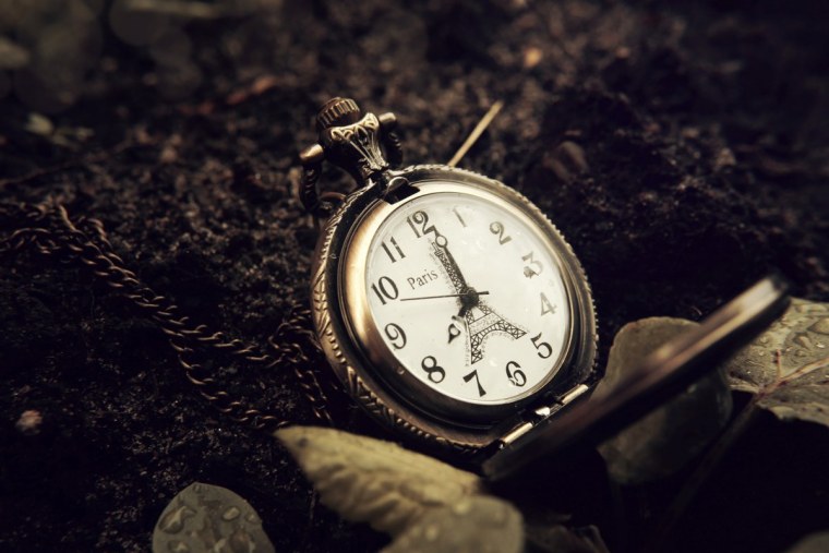 Часы на темном фоне