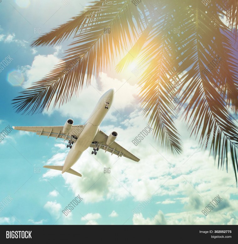 Самолет над морем