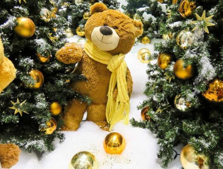 Медведь под елкой