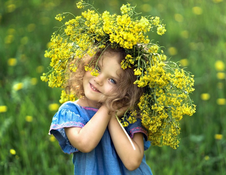 Девушка с ромашками