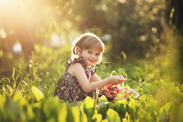 Девочка на летнем лугу