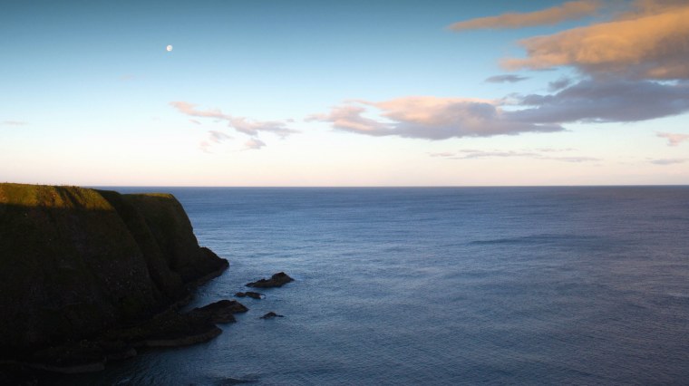 Утёс, море туман над морем