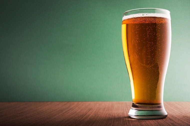 Пиво на деревянном фоне