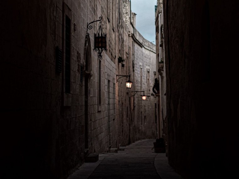Темный переулок