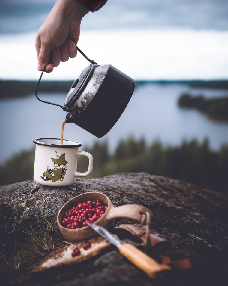 Кружка горячего чая в руках