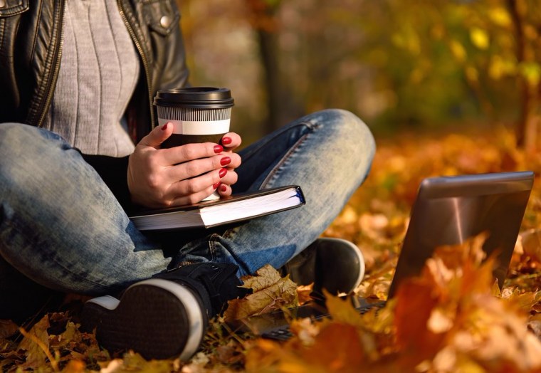 Кружка горячего чая зимой