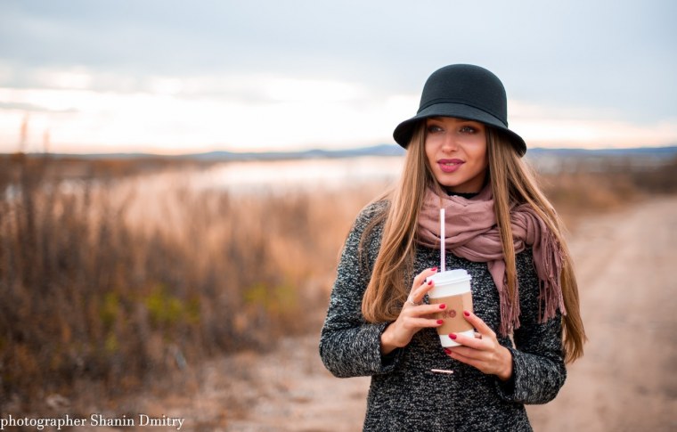 Девушка пьет кофе на природе