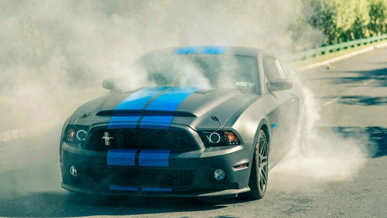 Ford Mustang Shelby gt500 в дыму
