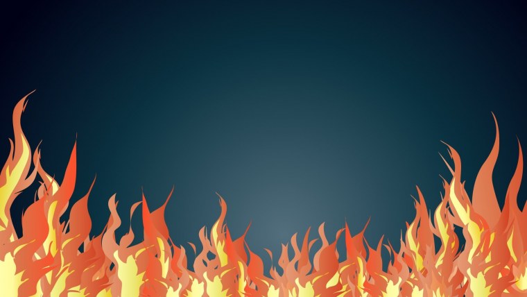 Пожарный на фоне огня