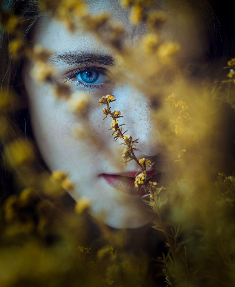 Девушка на ветру